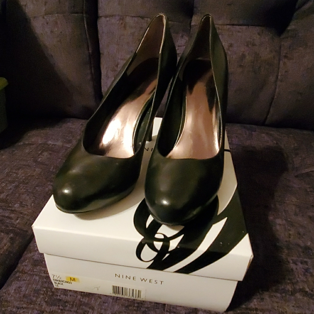 Black pumps